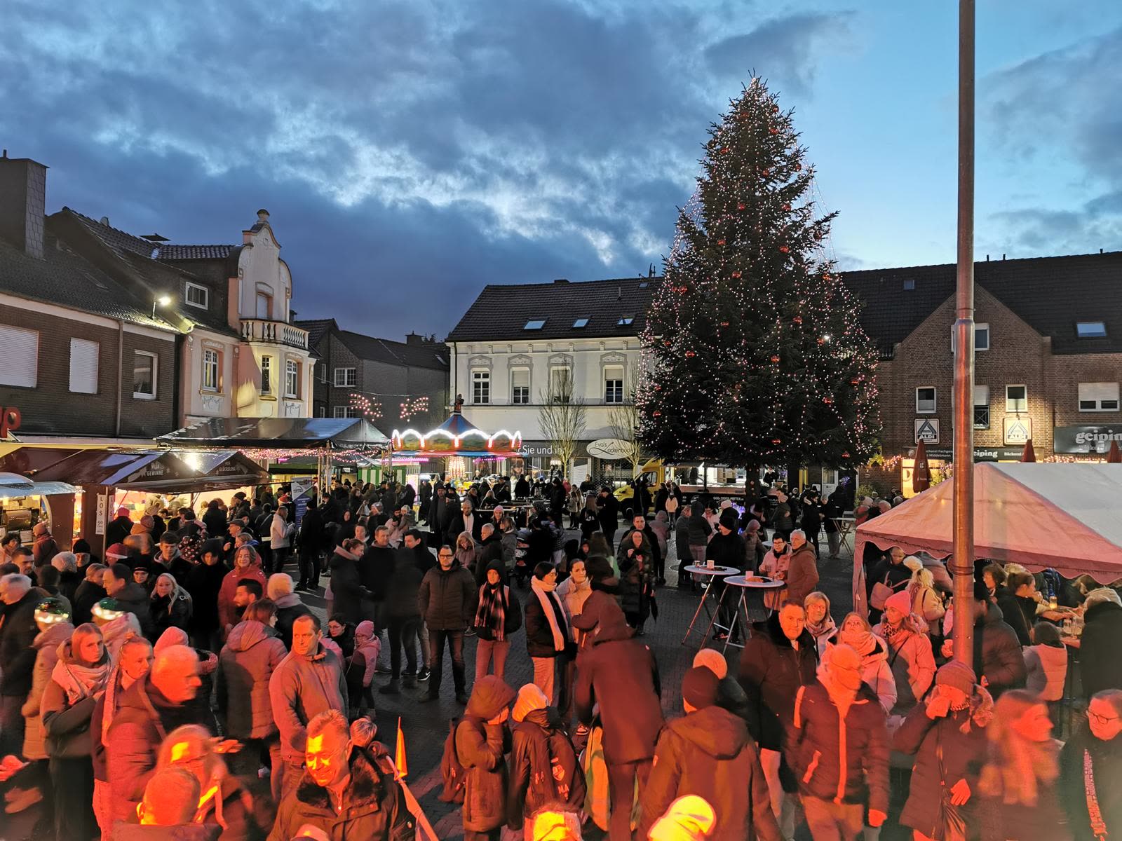 Beleuchteter Weihnachtsbaum auf dem Marktplatz